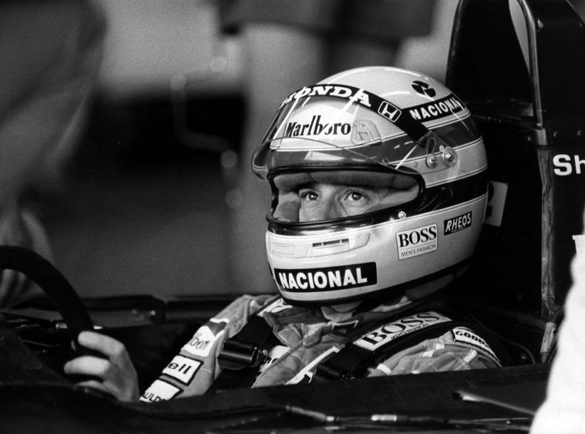 Lo sguardo del pilota sotto ill casco seduto sulla sua McLaren-Honda 